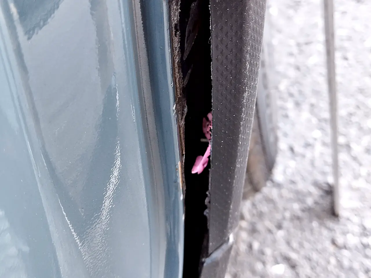 クロストレックの後輪の前で、黒いアーチモールと車体のあいだにできたすき間（修理前）