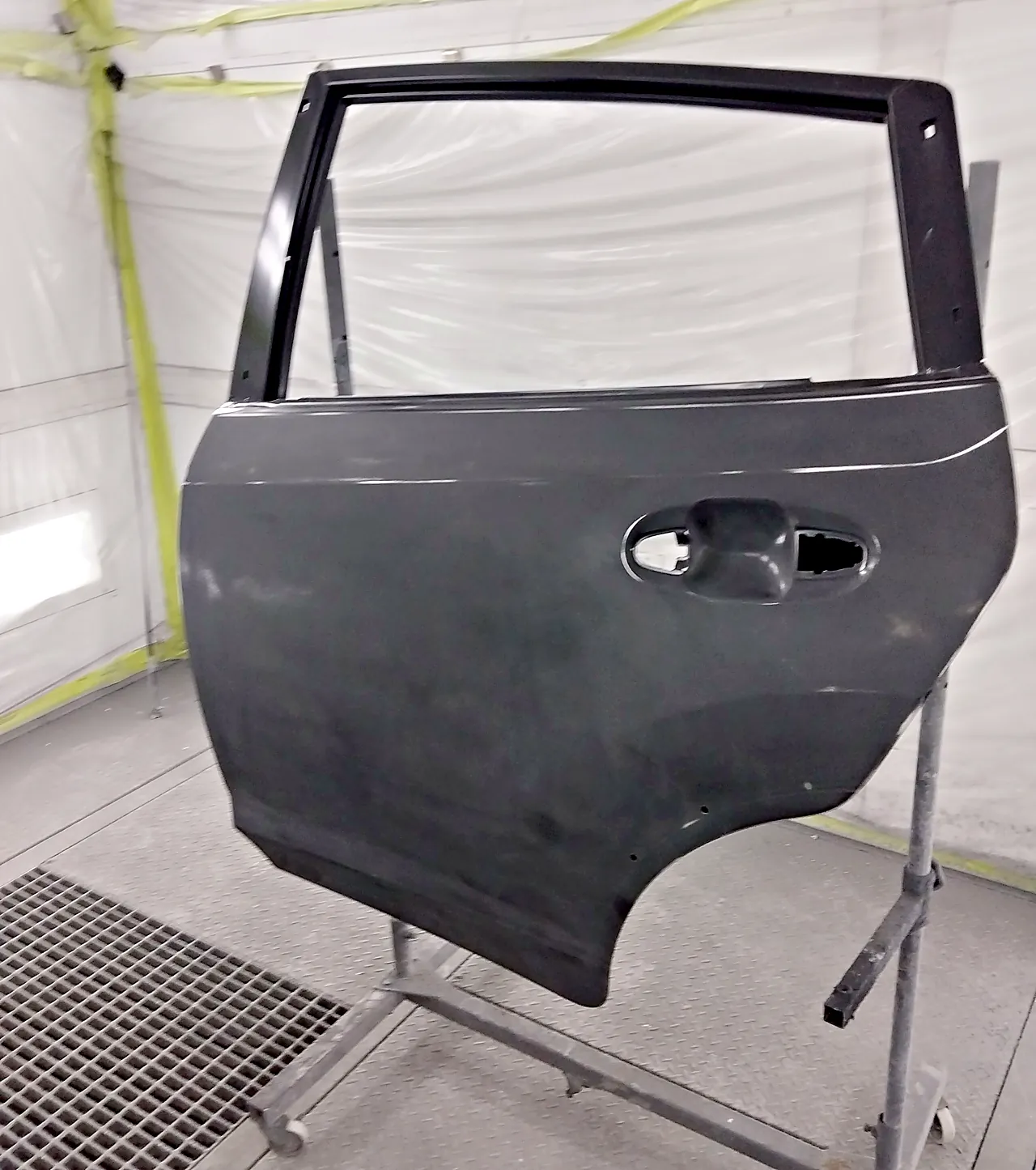 塗装ブースのスタンドに立てた、クロストレック用の新しい左リヤドア（まだ車の色が塗られていない状態）