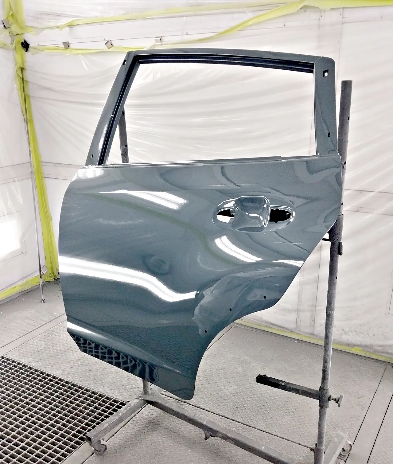 スタンドの上で塗り終えた、クロストレックの新しい左リヤドア。窓枠の縁まで車体の色に（塗装後）