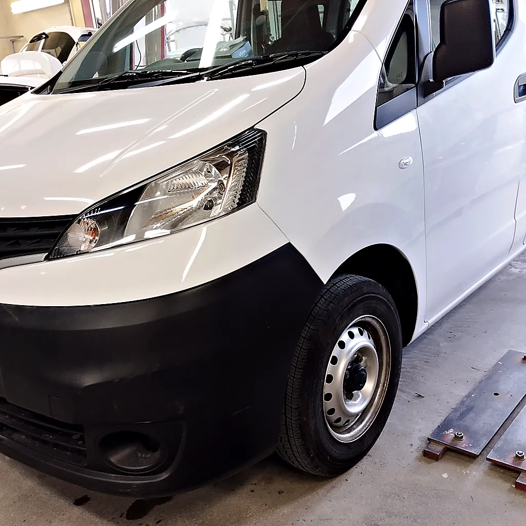 部品を組み付けたあとのNV200バネット バンの左フロントフェンダーと前バンパーのまわり