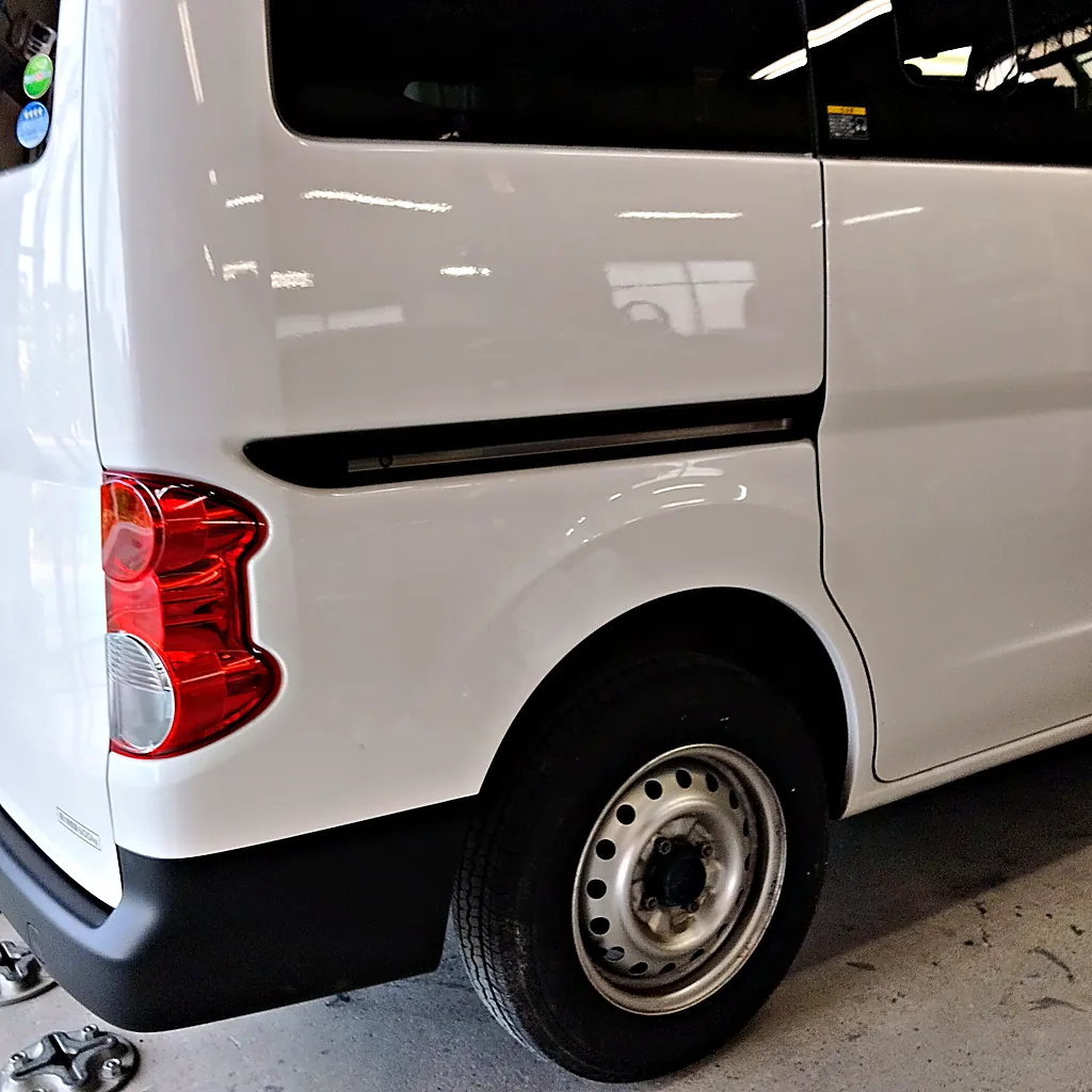 部品を組み付けたあとのNV200バネット バンの右リヤクォーターと、付け直した右テールランプのまわり