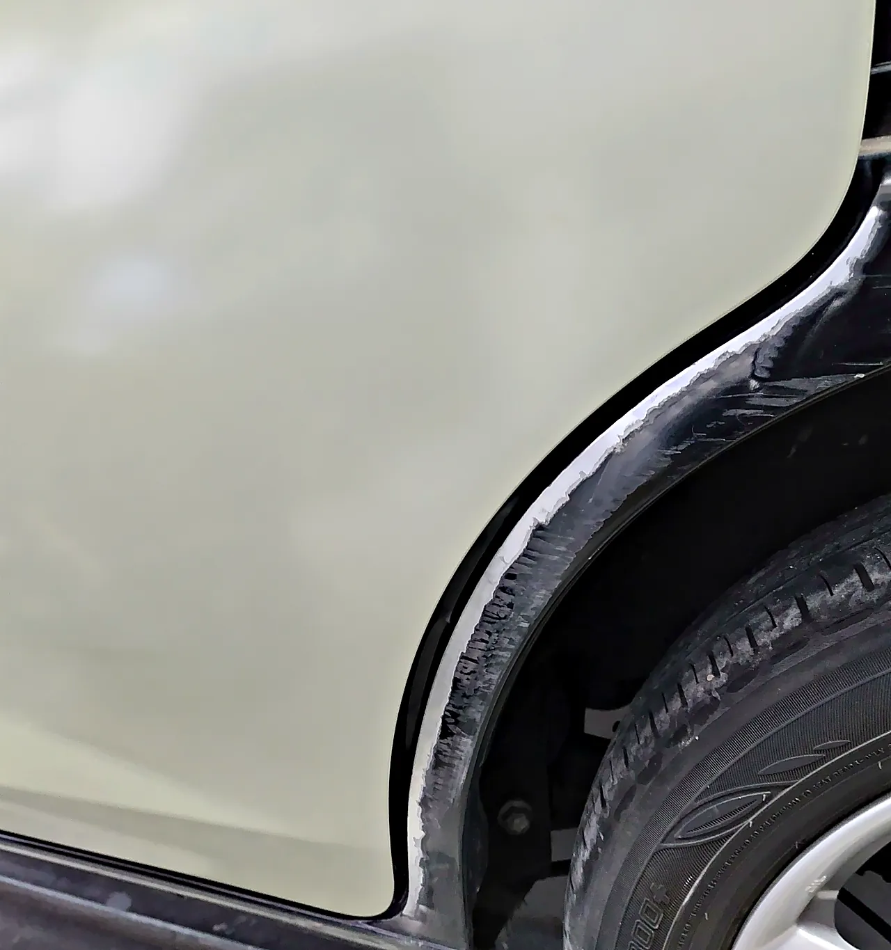 ソリオに一度取り付けた、取り寄せた左スライドドア(まだ車の色が塗られていない状態)と、すぐ後ろのアーチの縁の傷