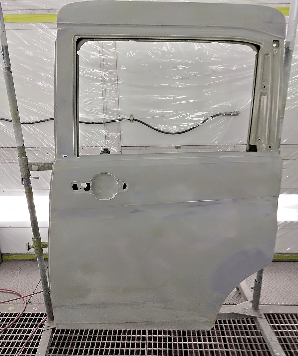 塗装ブースのスタンドに立てた、ソリオ用の新しい左スライドドア(まだ車の色が塗られていない状態)