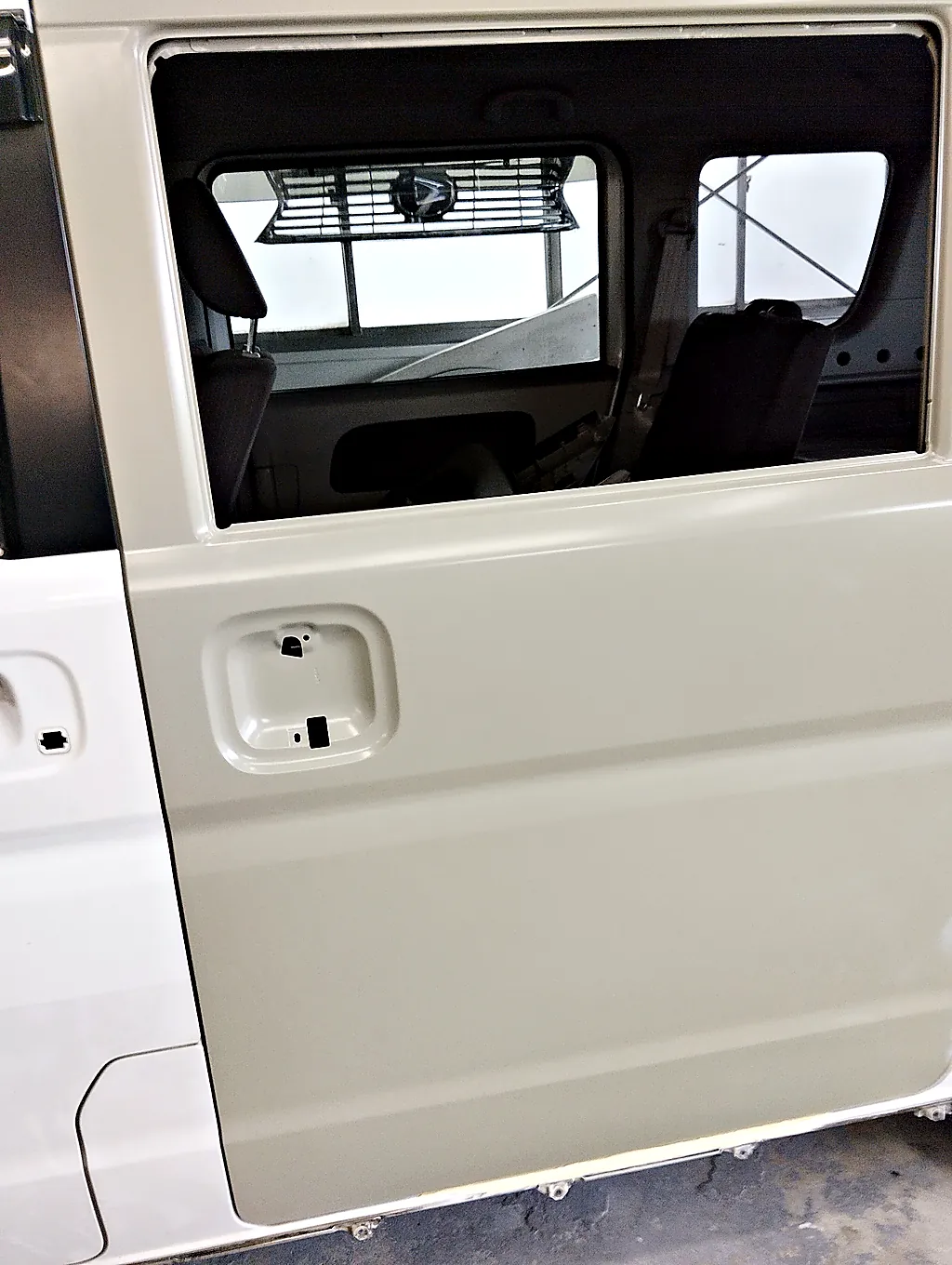 エブリイワゴンに取り付けた、取り寄せた左スライドドアの全体。車の色をのせる前