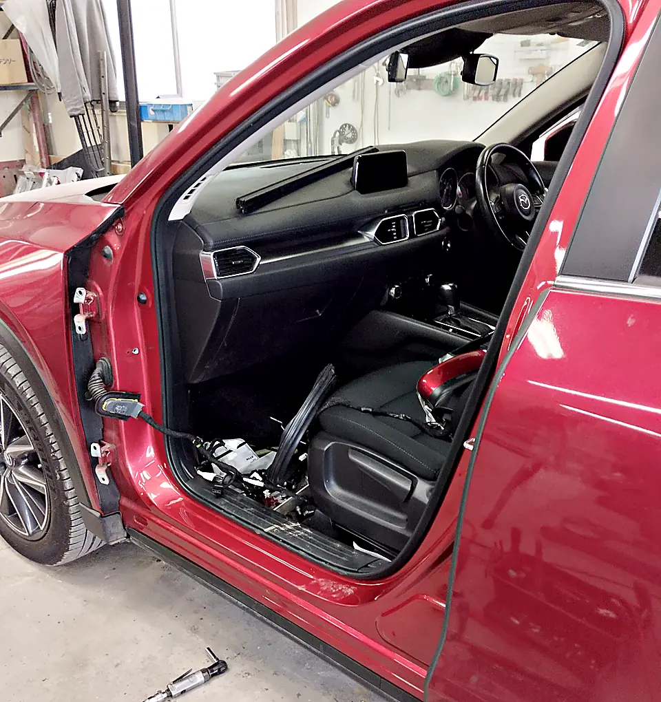 左フロントドアを外したCX-5。開口部から助手席とダッシュボードが見える