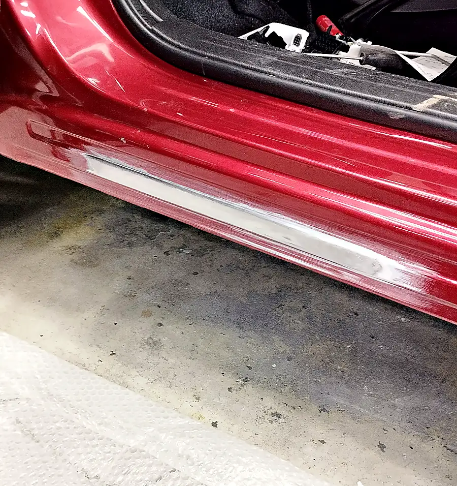 引き出したあとのCX-5の左サイドシル。塗装を研ぎ落とした細長い帯と、段をつけて研いだまわり