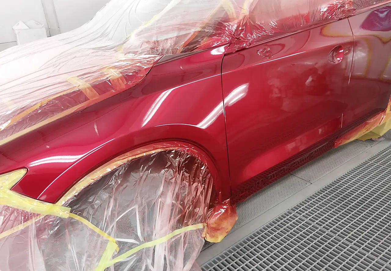 カラー番号46Vの赤に塗り終えたCX-5の左フロントフェンダーと取り替えた前ドア（塗装ブース）
