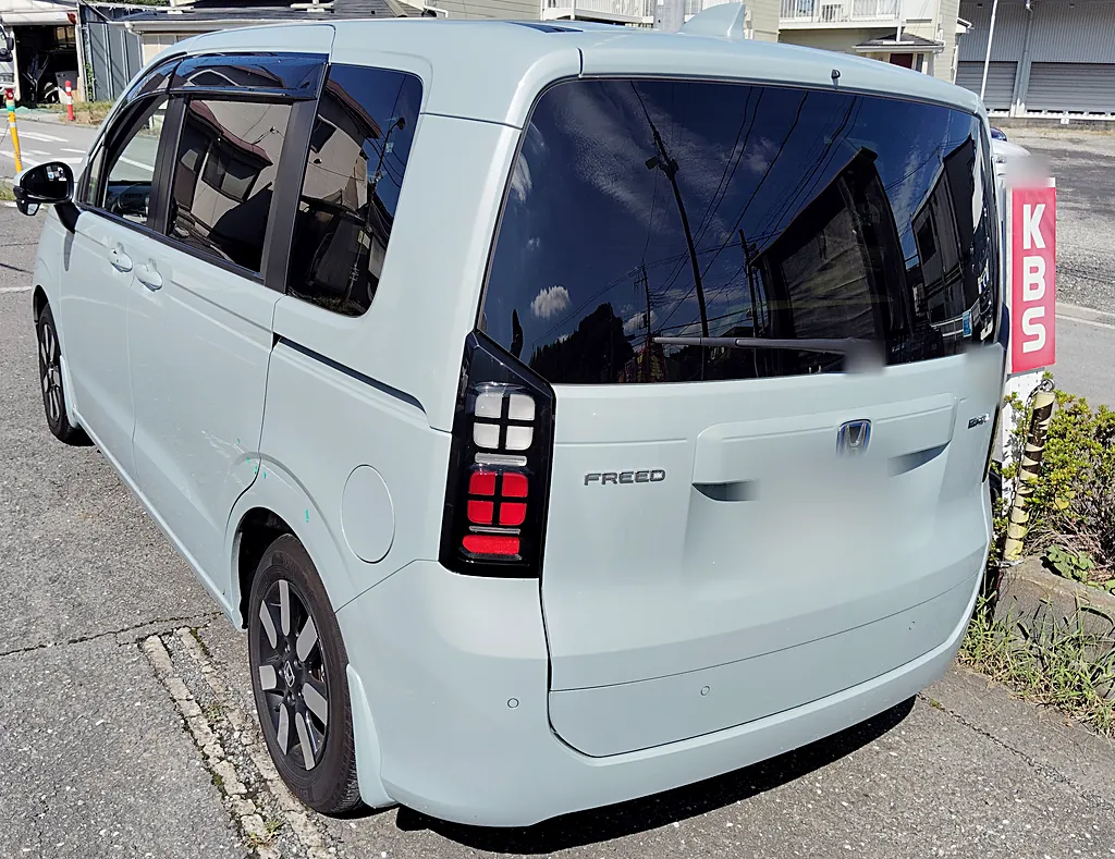 お預かりしたホンダ フリード e:HEVを左後ろから。スライドドアの後ろの下にテープと擦り傷（修理前）