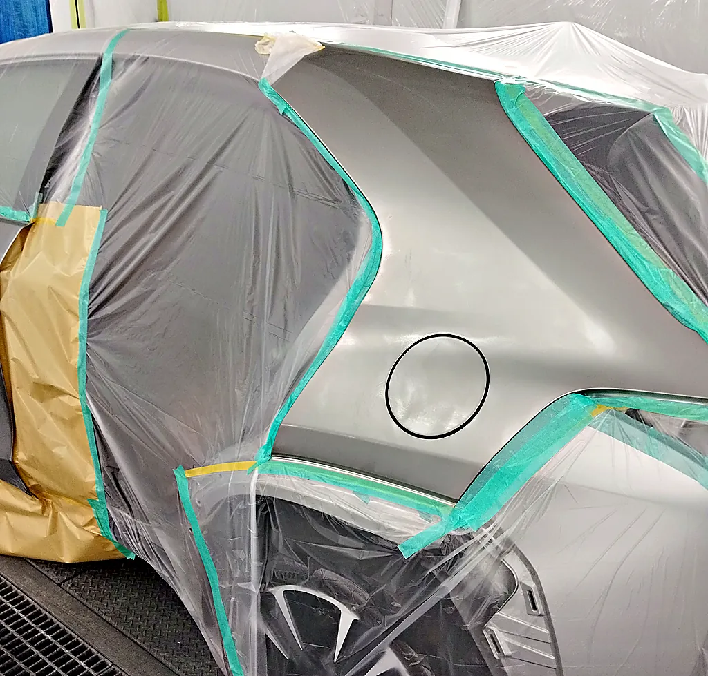 レクサスUX250hの左リヤクォーター。屋根・柱・ランプの穴・ドアの開口のふちをテープで区切り、開口をビニールでふさいだところ（塗装ブース・塗る前）