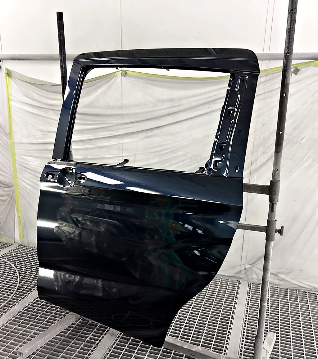 カラー番号B610Mで塗り終えた、フリード（2代目）用の新しい左スライドドア（塗装ブースの台の上）