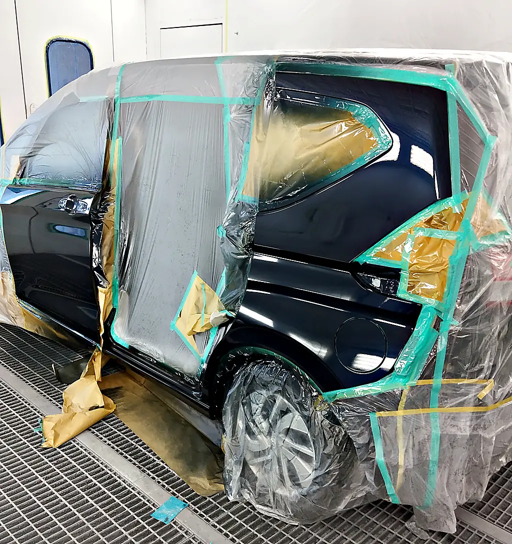 カラー番号B610Mで塗り終えたフリード（2代目）の左前ドア・サイドシル・左リヤクォーター（塗装ブース・ほかはビニールで覆った状態）