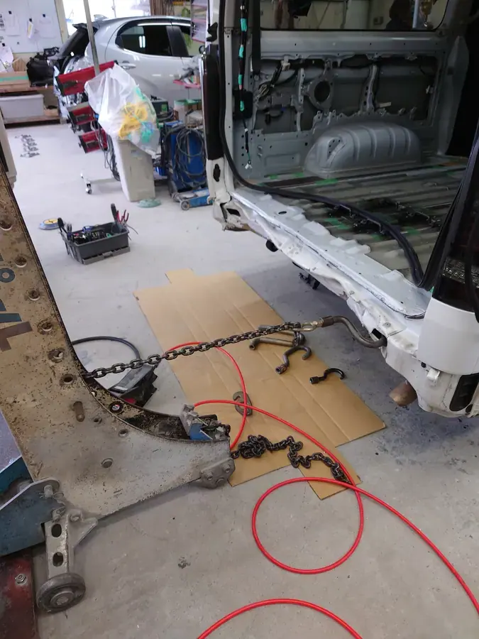 リヤゲートを外し、車体の後ろをチェーンで引いているところ