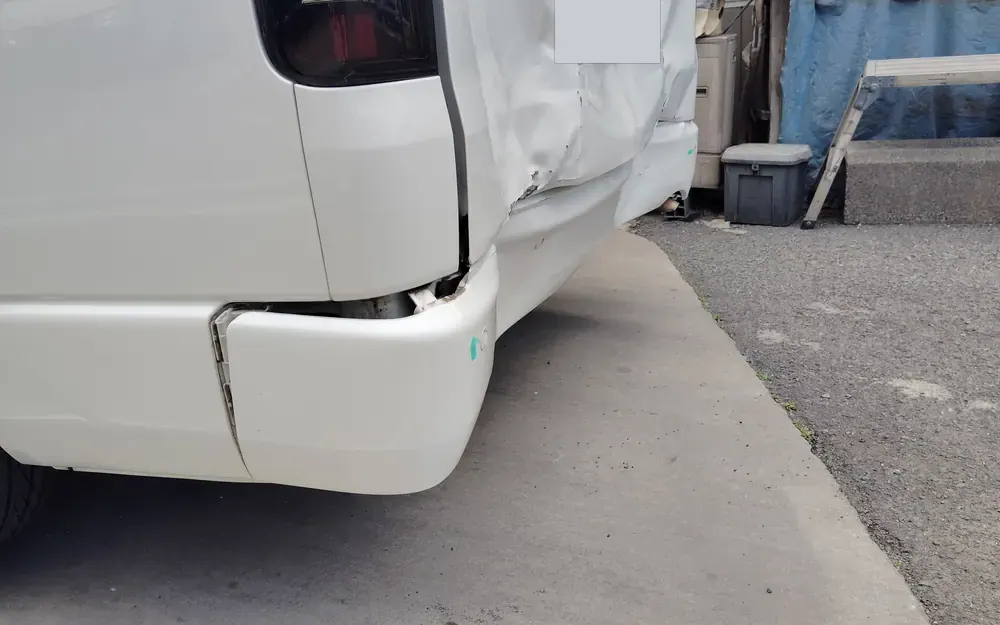 ハイエースの実車。お預かりしたときの後ろの損傷(左後ろから)