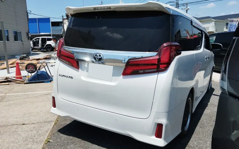 アルファードの実車。お預かりしたときの状態(右後ろから)