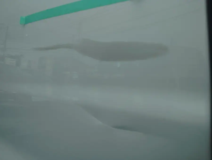 お預かりしたときの右前のドア。映り込みのゆがみで分かるへこみ