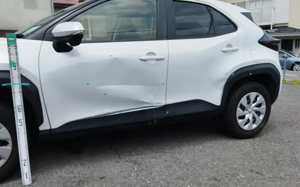 ヤリスクロスの実車。後輪の近くまで届いている損傷。この位置は乗る前にご相談ください