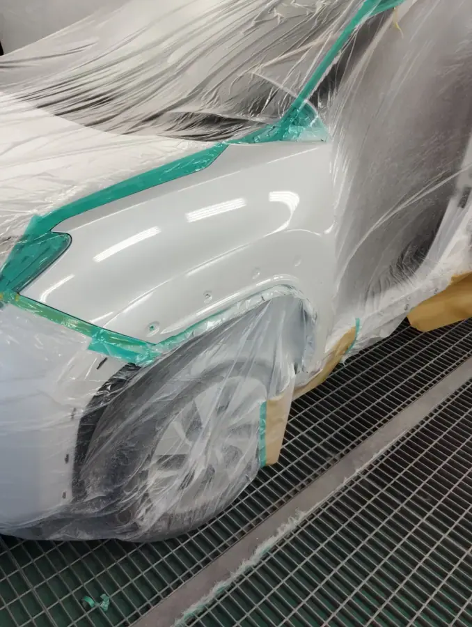 塗装ブースで左前のフェンダーを塗り終えたところ（左側から）