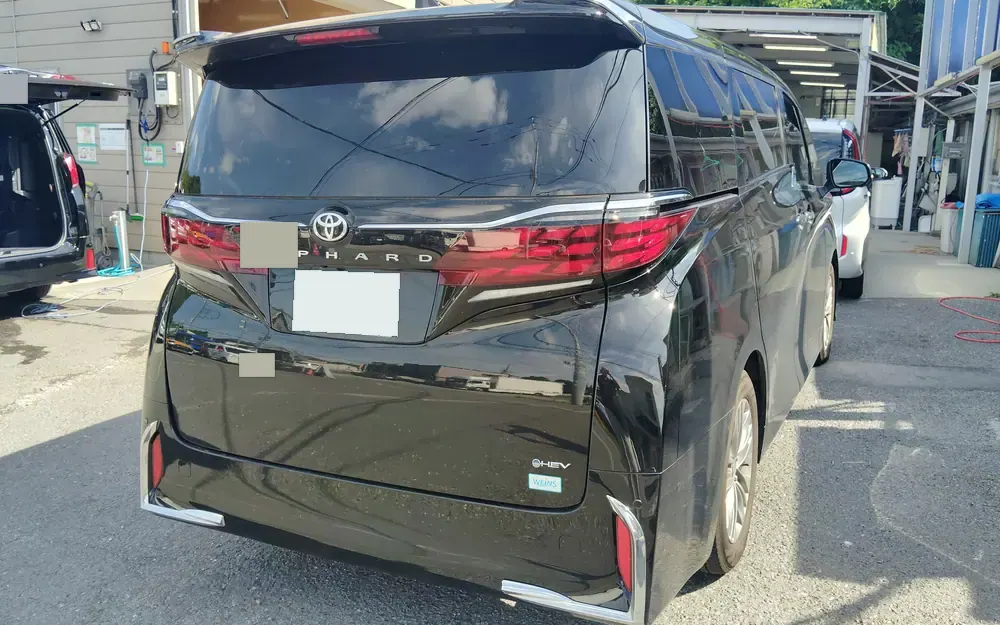 アルファードの実車。お預かりしたときの状態(右後ろから)