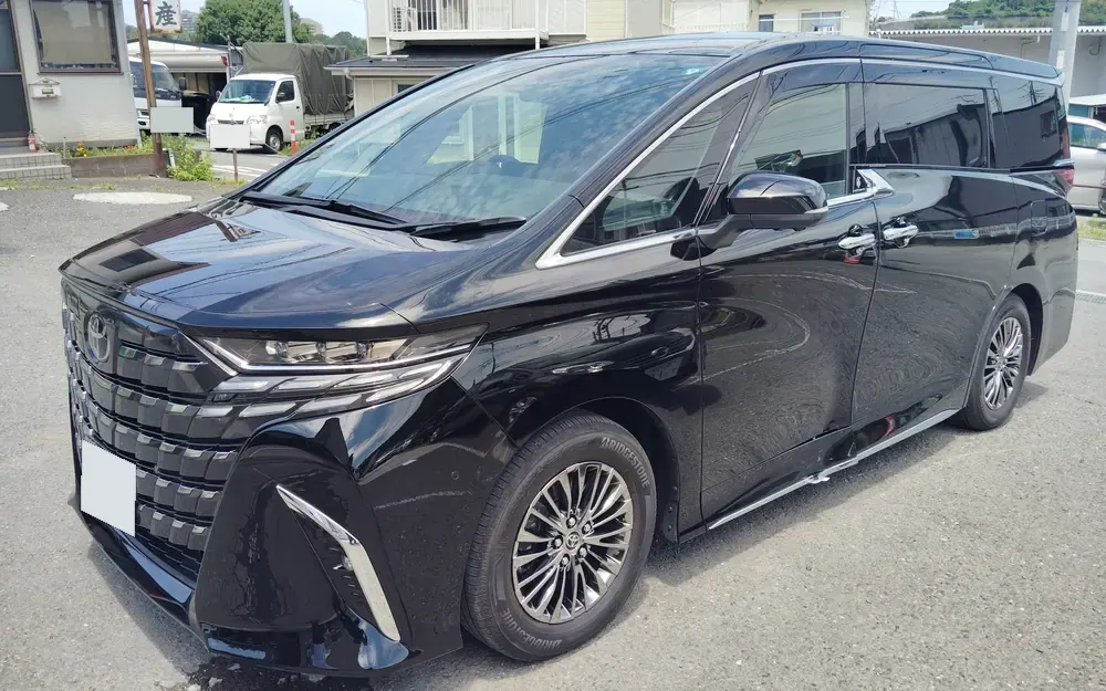 アルファードの実車。修理前の状態(左前から)