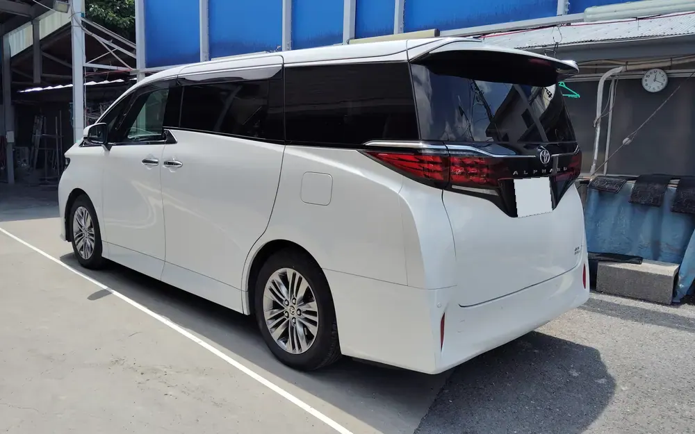 アルファードの実車。お預かりしたときの状態(左後ろから)