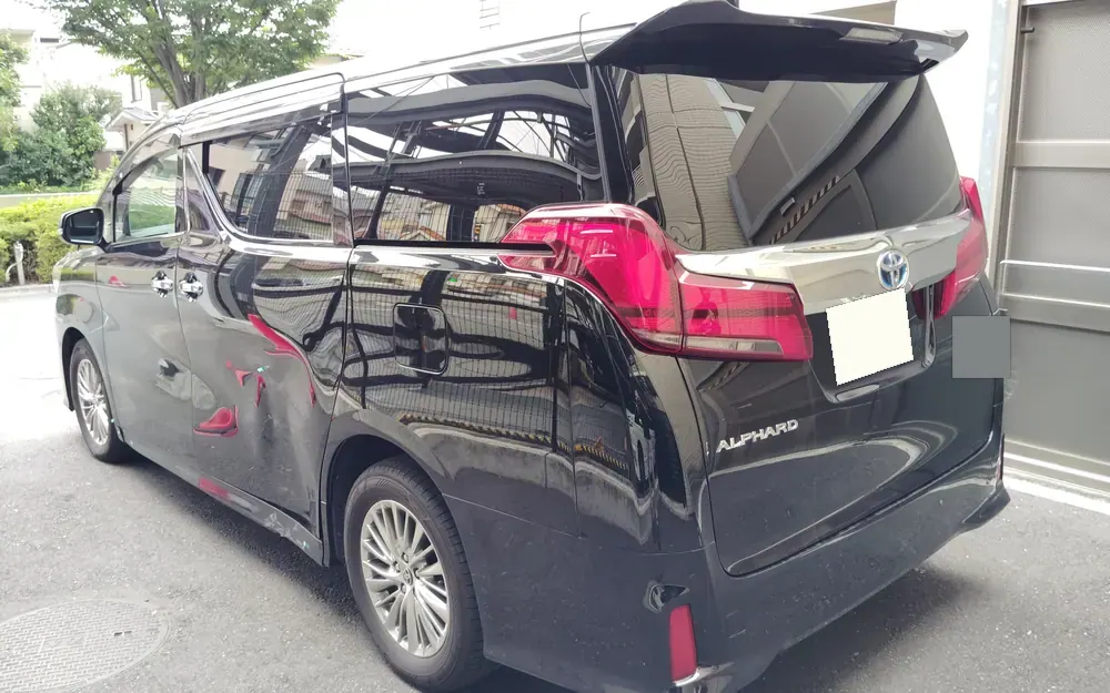 アルファードの実車。お預かりした日の左側面(左後ろから)