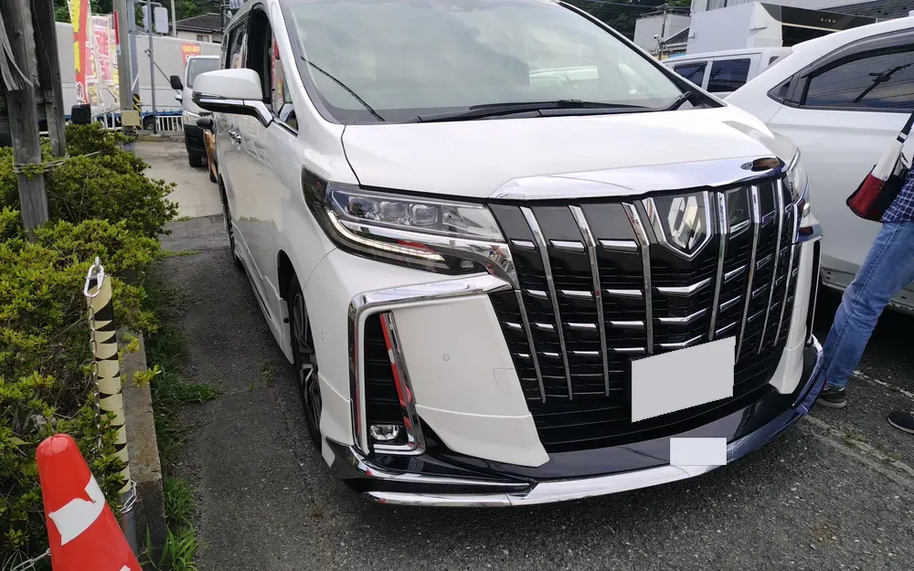 アルファードの実車。修理の前の状態(右前から)