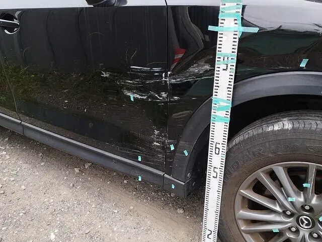 傷の高さが分かるよう、目盛りの棒を立てて記録したCX-5(KF2P)の傷