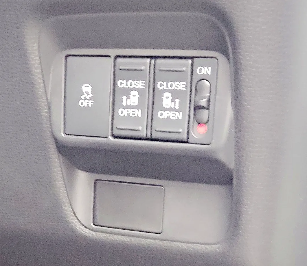フリード e:HEV の運転席の右下。左右のスライドドアを開け閉めする CLOSE/OPEN のスイッチ
