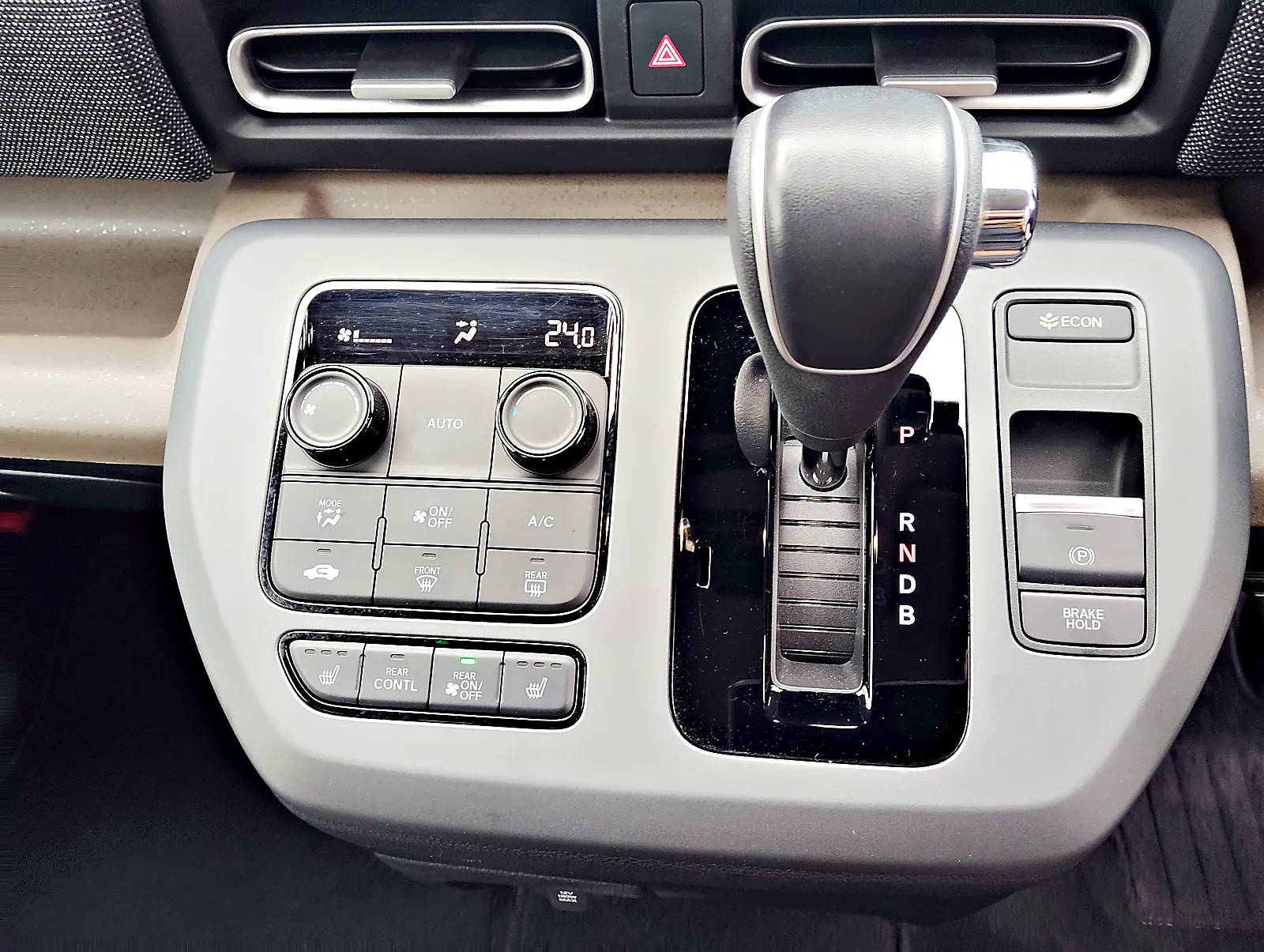 フリード e:HEV のシフトまわり。オートエアコン、座席ヒーター、ECON、電動パーキングブレーキ、BRAKE HOLD のボタン