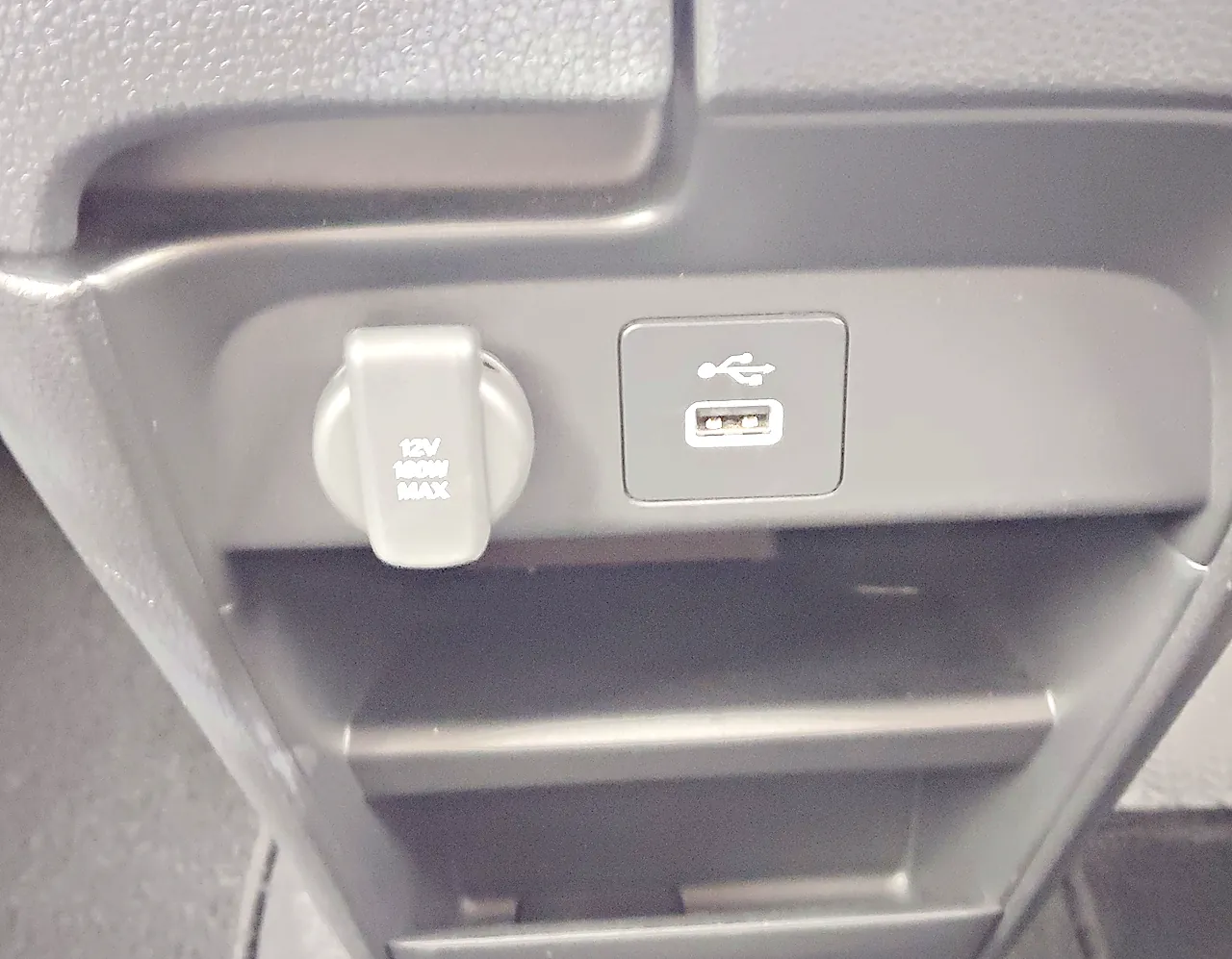 フリード e:HEV の前の席のあいだの後ろ側。12V のソケットと USB の差し込み口
