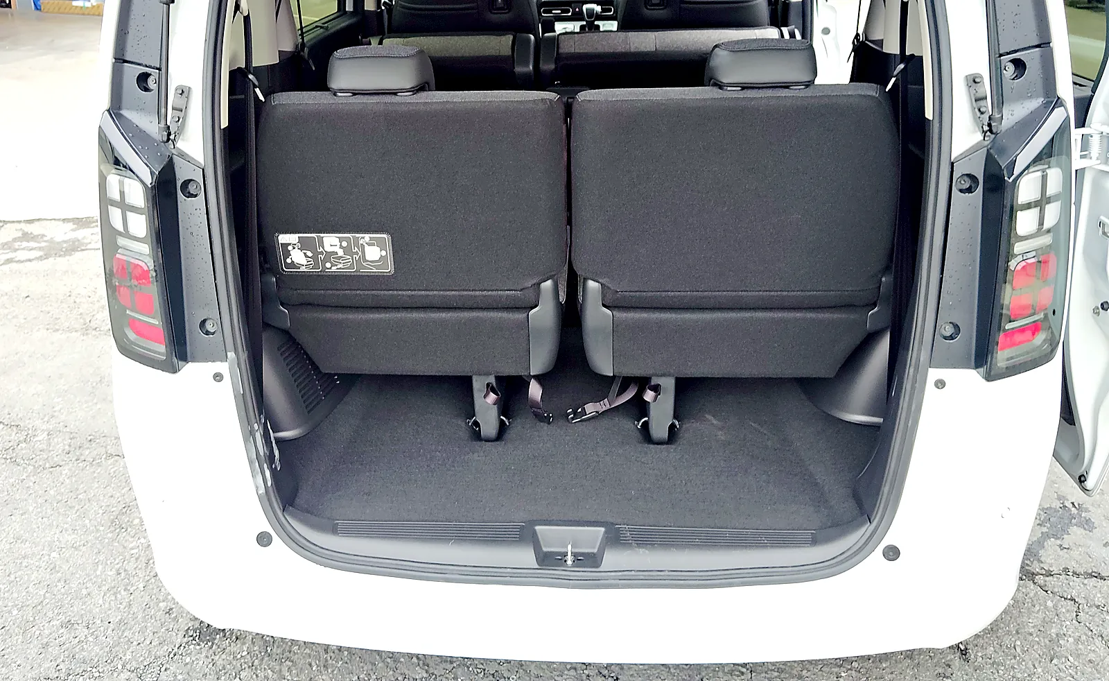 フリード e:HEV のテールゲートを開けた荷室。3列目の座席を使うときの奥行き