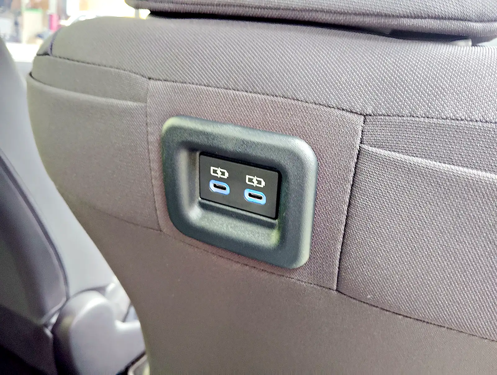 シエンタ ハイブリッド G の前の席の背もたれの裏。2列目の人が使えるUSB(Type-C)が2つ